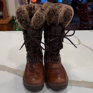 UGG Leather lace up boots with Fur-Lining -size 6